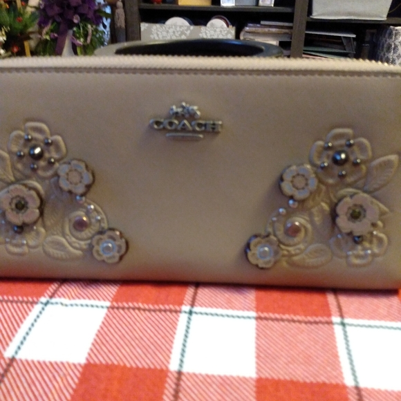 NWOT Coach Accordion Zip Waller w/ Tea Rose and Tooling - Picture 2 of 9